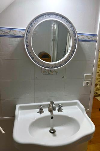 Bilik mandi di Petit loft de charme proche VERSAILLES SACLAY 30 mn PARIS jardin terrasse parking securisé