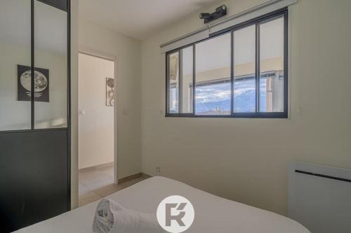1 dormitorio con cama y ventana en R'Apparts T2 Vercors Horizon, en Meylan
