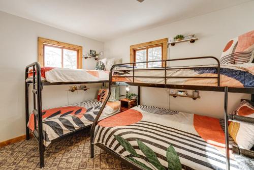 Tempat tidur susun dalam kamar di Bitely Cottage Rental Fire Pit and View!