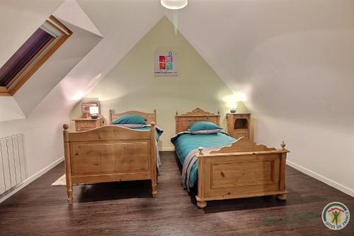 1 dormitorio con 2 camas en un ático en Gaetan en Lanvollon