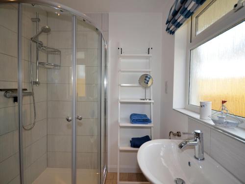 ein Bad mit einer Dusche und einem Waschbecken in der Unterkunft 2 Bed in Bude AGLET in Bude
