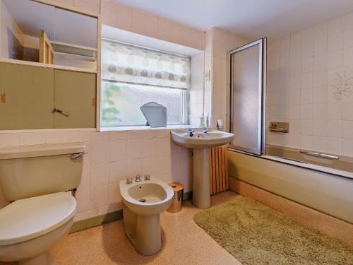 a bathroom with a toilet and a sink at 3 Bed in Kinglassie FF224 in Kinglassie
