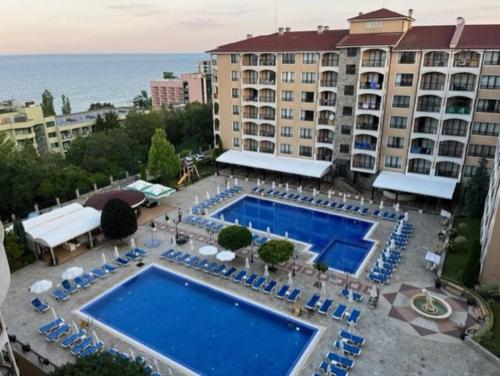 En udsigt til poolen hos Apartment Golden Sands and Black Sea, Varna eller i nærheden