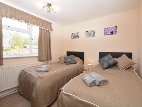 two beds sitting next to each other in a room at 3 bed property in Mablethorpe 43220 in Mablethorpe