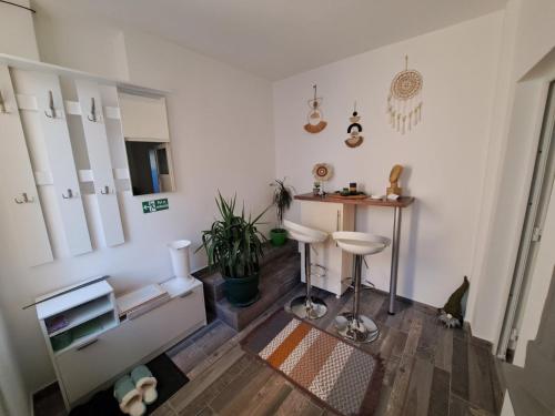 札耶查爾的住宿－Apartman Arsić Zajecar，白色的房间,配有桌子和凳子