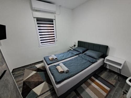 1 dormitorio con 1 cama con 2 toallas en Apartman Arsić Zajecar en Zaječar