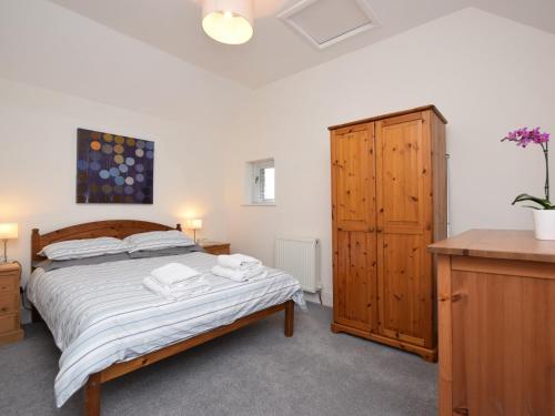 una camera con letto e armadio in legno di 2 bed in Chapel-en-le-Frith PK346 a Chapel-en-le-Frith
