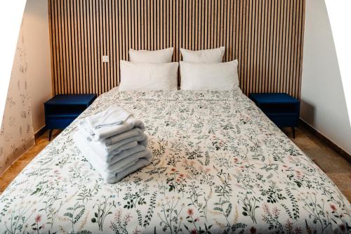 une chambre avec un lit avec des serviettes dessus dans l'établissement Villa Maria: Piscine privative chauffée* Sauna Borne recharge vhl, à Goudargues