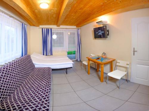 um quarto com uma cama, uma mesa e uma secretária em Domki Ajna Park w uzdrowisku em Colberga
