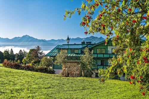 ラムサウ・アム・ダッハシュタインにあるPension Stoffenbauerの山々を背景にした大きな緑の建物
