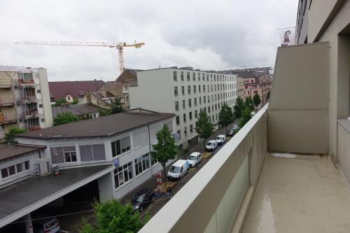 Blick auf eine Stadtstraße von einem Gebäude in der Unterkunft Basel Rooms Appartements in Basel