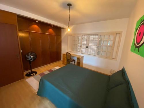 a bedroom with a bed and a desk and a window at neighbor.HUB hostel & coliving FLORIPA in Florianópolis