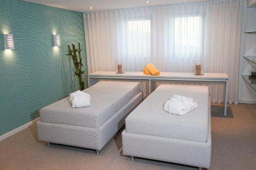 Dos reposapiés con toallas en una habitación en Villa Algarve, en Vila Nova de Cacela