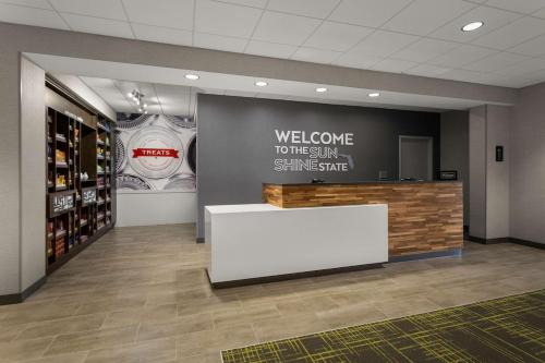 a welcome toonsan shiners store with a white counter in a lobby at Hampton Inn & Suites Ruskin I-75, FL in Ruskin