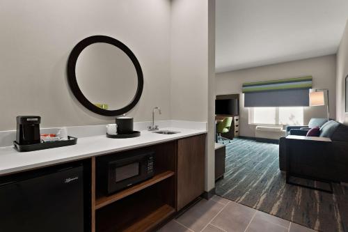um quarto de hotel com um lavatório e um espelho em Hampton Inn & Suites Ruskin I-75, FL em Ruskin