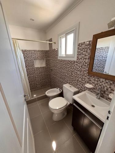 Et badeværelse på Complejo ALI121 Las Grutas