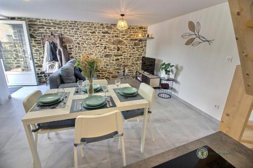 une table à manger et des chaises dans un salon dans l'établissement La cabane de papy, à Saint-Hélen