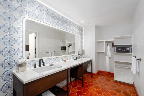 un bagno con un lavandino e un grande specchio di The Wigwam a Litchfield Park