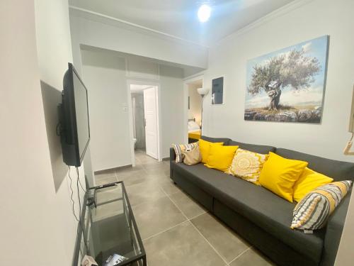 Olive Tree Deluxe Apt under Acropolis hillside