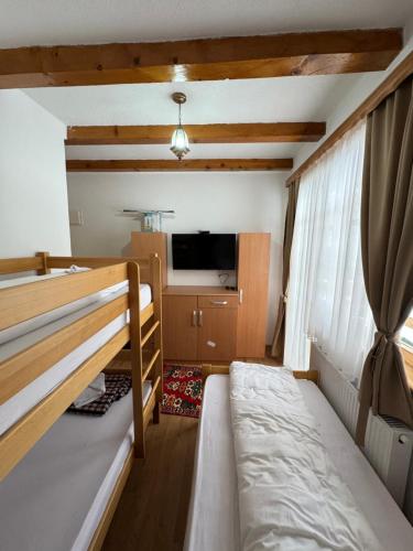 Postel nebo postele na pokoji v ubytování Bjelasnica-Villa-Treskina dvorišta-Apartmani-Izletište-Ribnjak