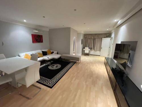 Entire 6 Bedroom House in London Free Parking