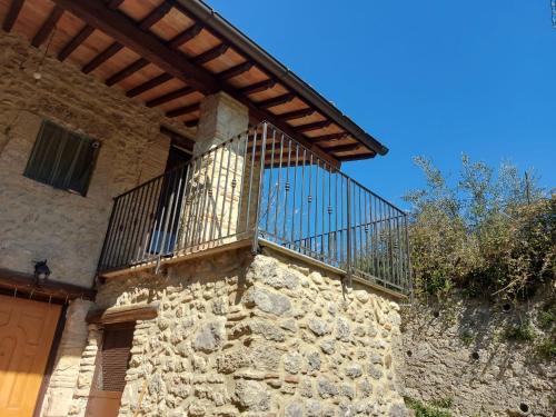 a balcony on the side of a stone building at Il Vicolo House in Santa Rufina