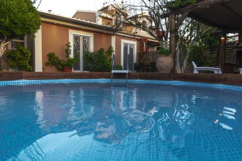 a man is swimming in a swimming pool at Star Jasmine House Acharavi in Litherés