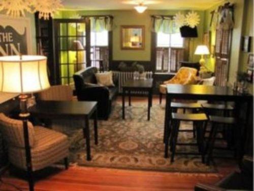 sala de estar con sofá y mesa en The Monadnock Inn en Jaffrey