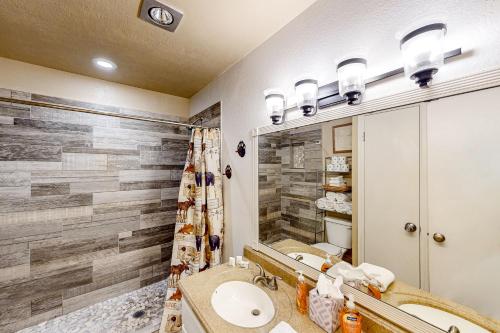 y baño con lavabo y espejo. en Inn at Silver Creek #630, en Granby