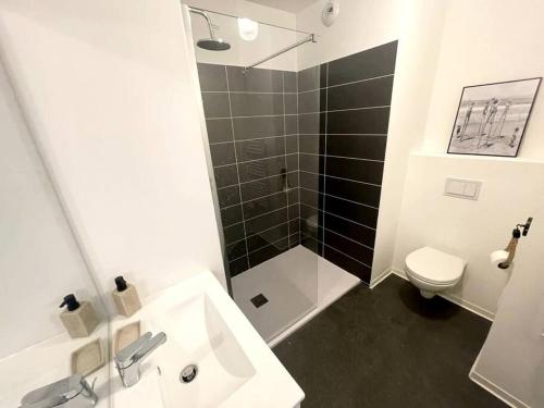 une salle de bain avec un lavabo, une douche et des toilettes dans l'établissement Studio 108 2 personnes Tennis, au Cap d'Agde