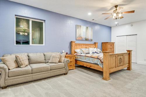Posezení v ubytování Lakefront Wichita Falls Home with Pool and Hot Tub
