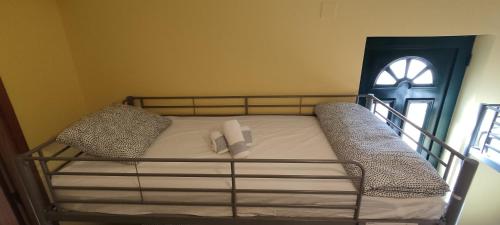 łóżko z dwoma poduszkami na górze w obiekcie Recanto do Algarve w mieście Olhão