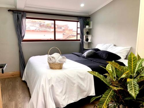 um quarto com uma cama e uma cesta numa mesa em Family Apartment centro ciudad + Netflix em Cuenca