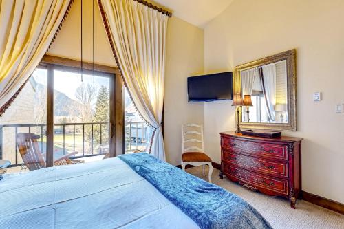 a bedroom with a bed and a mirror and a window at The Silver Saddle in Ketchum