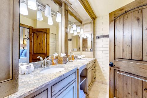 a bathroom with two sinks and a large mirror at The Silver Saddle in Ketchum