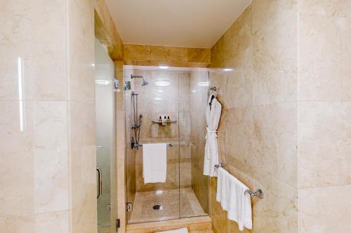 baño con ducha y puerta de cristal en The Residential Suites at the Ritz-Carlton, Fort Lauderdale #1511 en Fort Lauderdale