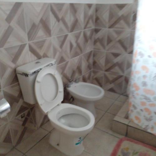 uma casa de banho com um WC e um bidé em Mi sueño em San Antonio Oeste
