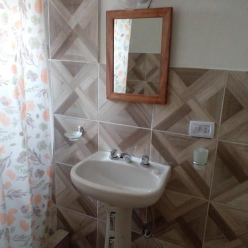 uma casa de banho com um lavatório e um espelho em Mi sueño em San Antonio Oeste
