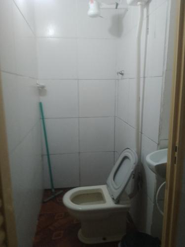 Baño pequeño con aseo y lavamanos en Hostel Espaço Barra Funda, en São Paulo