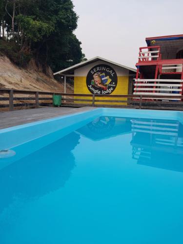 basen z wodą przed budynkiem w obiekcie Amazon Seringal jungle Lodge w mieście Careiro