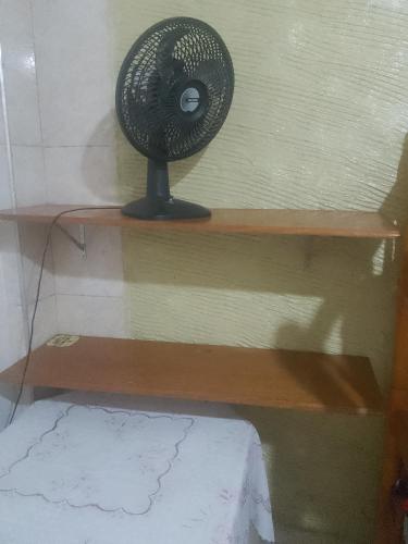 un pequeño ventilador sentado en una estantería de madera en Hostel Espaço Barra Funda, en São Paulo