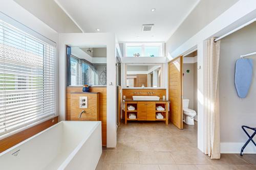 uma casa de banho com uma banheira e um lavatório em Sunshine Haven em Carrabelle