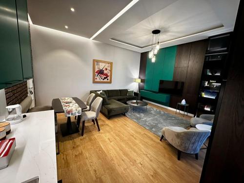 プリシュティナにあるthe Prime Apartmentのソファとテーブルのあるリビングルーム