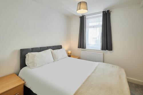 um quarto com uma cama branca e uma janela em Host & Stay - The Globe, Apartment 3 em Guisborough