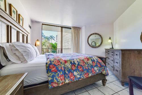 - une chambre avec un lit doté d'un couvre-lit floral et d'une fenêtre dans l'établissement Kihei Haven at Village by the Sea, Steps to Beach!, à Kihei