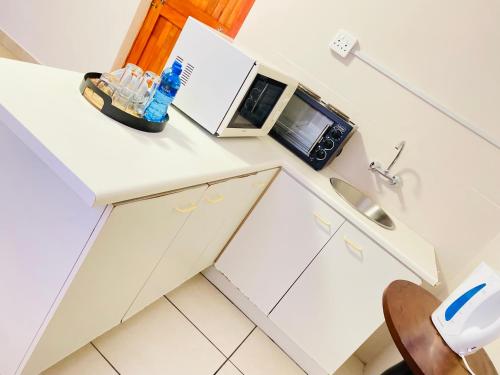 Η κουζίνα ή μικρή κουζίνα στο EThembeni Guesthouse
