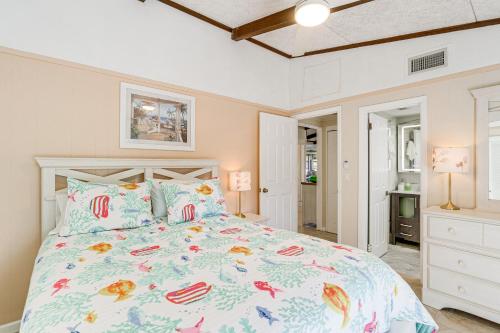 Katil atau katil-katil dalam bilik di Manasota Key Vacation Rental with Beach Access!