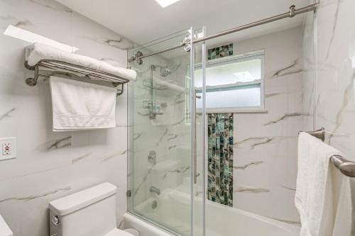ein Bad mit einer Dusche und einem WC in der Unterkunft Manasota Key Vacation Rental with Beach Access! in Englewood