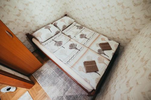 un lit dans une pièce avec des dessins sur elle dans l'établissement Matias Apartment, à Valjevo
