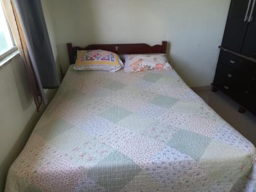 1 dormitorio con 2 almohadas en casa axé luz no paraíso, en Alto Paraíso de Goiás